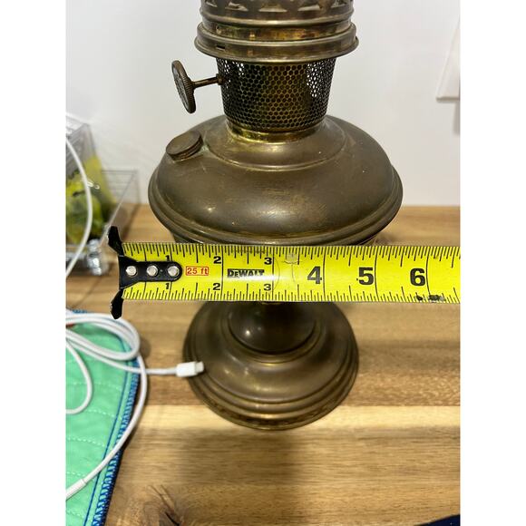 Vintage Brass Aladdin Oil Kerosene Lamp Model No. 11 w/Hurricane - Picture 13 of 14